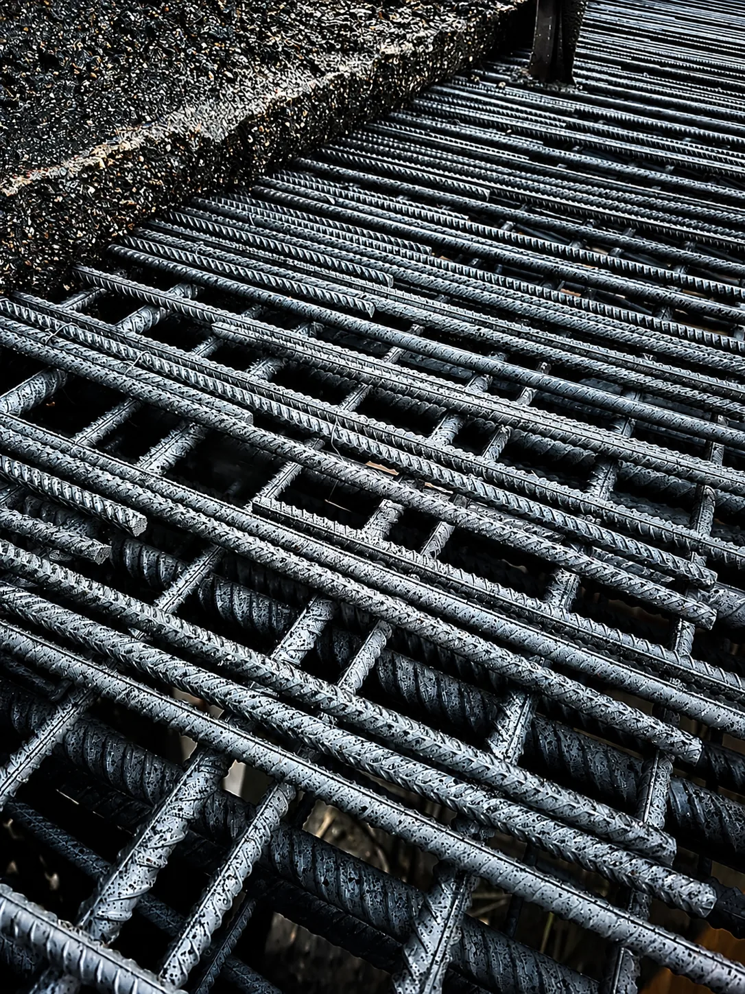 Freigelegte und erneuerte Bewehrung