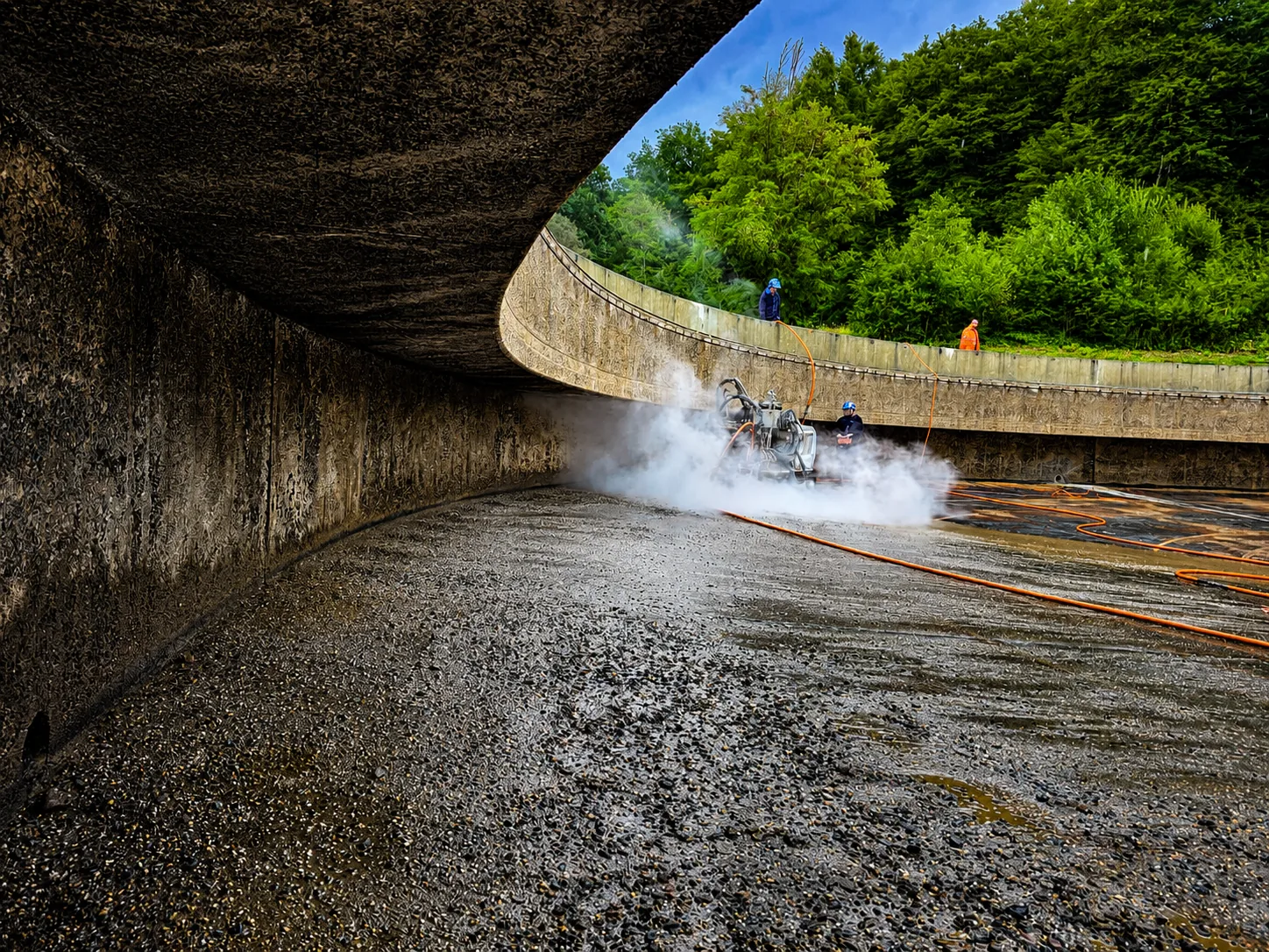 Höchstdruckwasserstrahlen an einem Ingenieurbauwerk