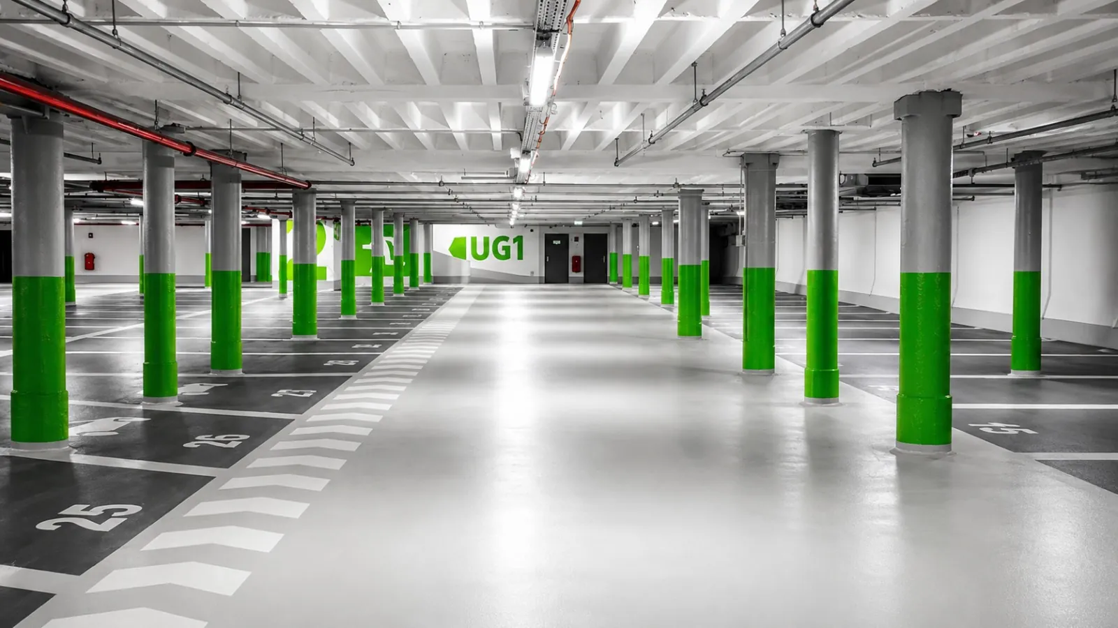 Instandgesetzte Tiefgarage mit farbig markierten Stützen