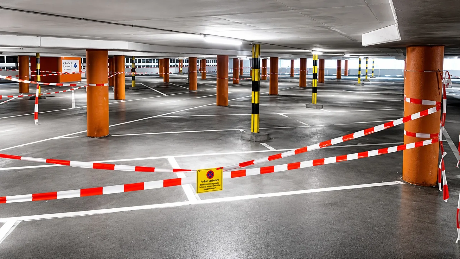 Sanierte Tiefgarage mit orange beschichteten Stützen
