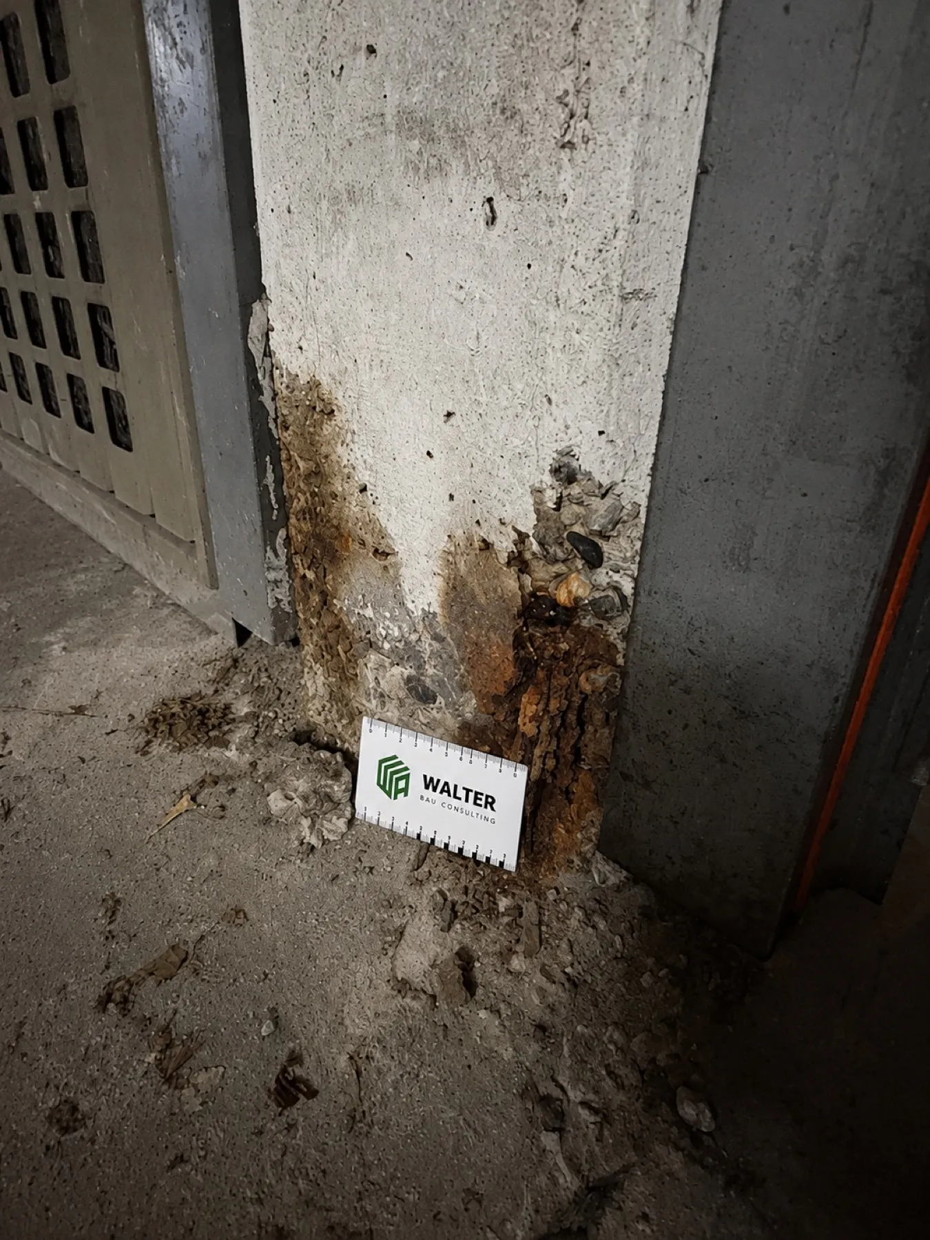 Korrosion am Stützensockel einer Tiefgarage